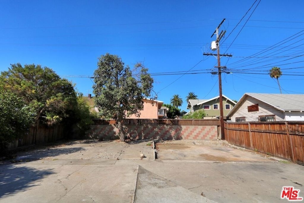 2309 S Budlong Avenue - Photo 3