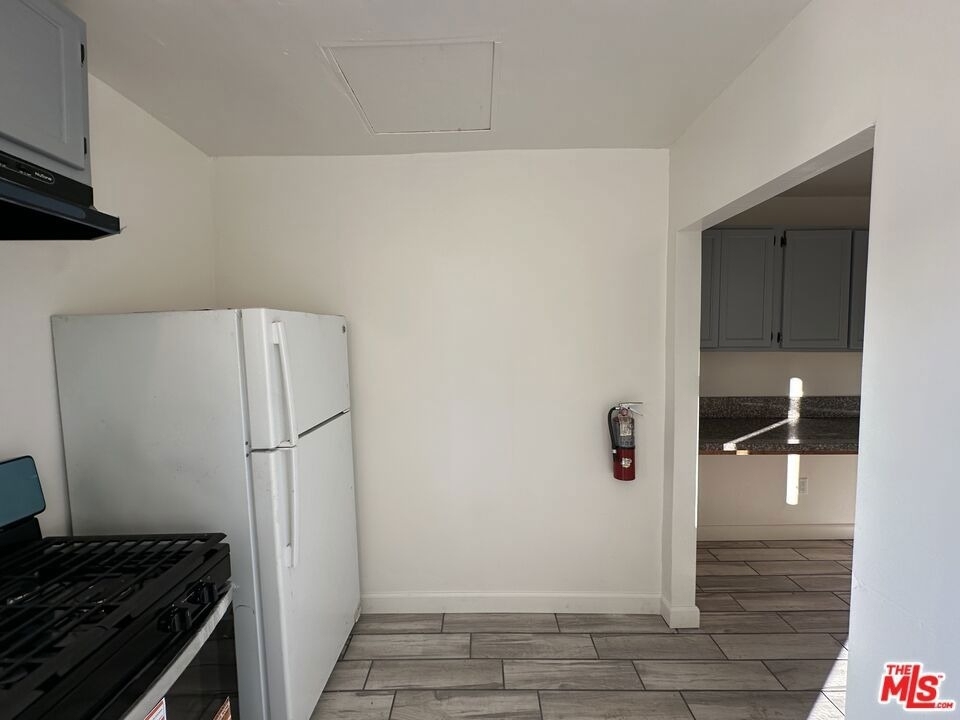2309 S Budlong Avenue - Photo 10