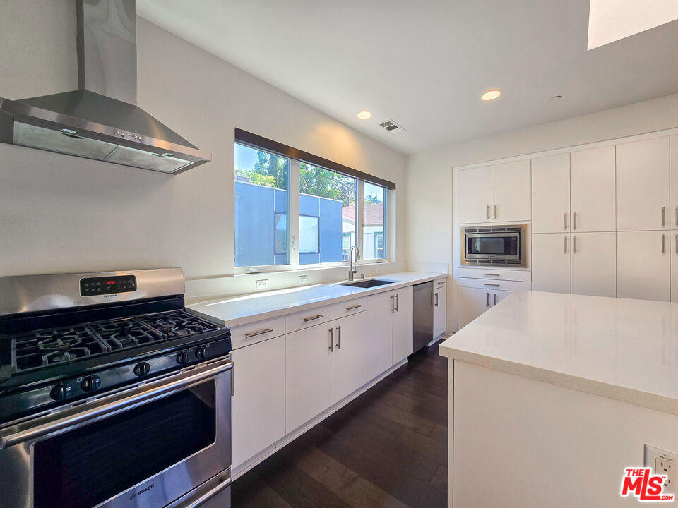 2926 Rowena Avenue - Photo 12