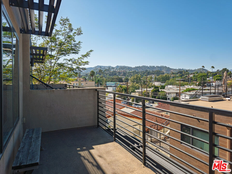 2926 Rowena Avenue - Photo 15