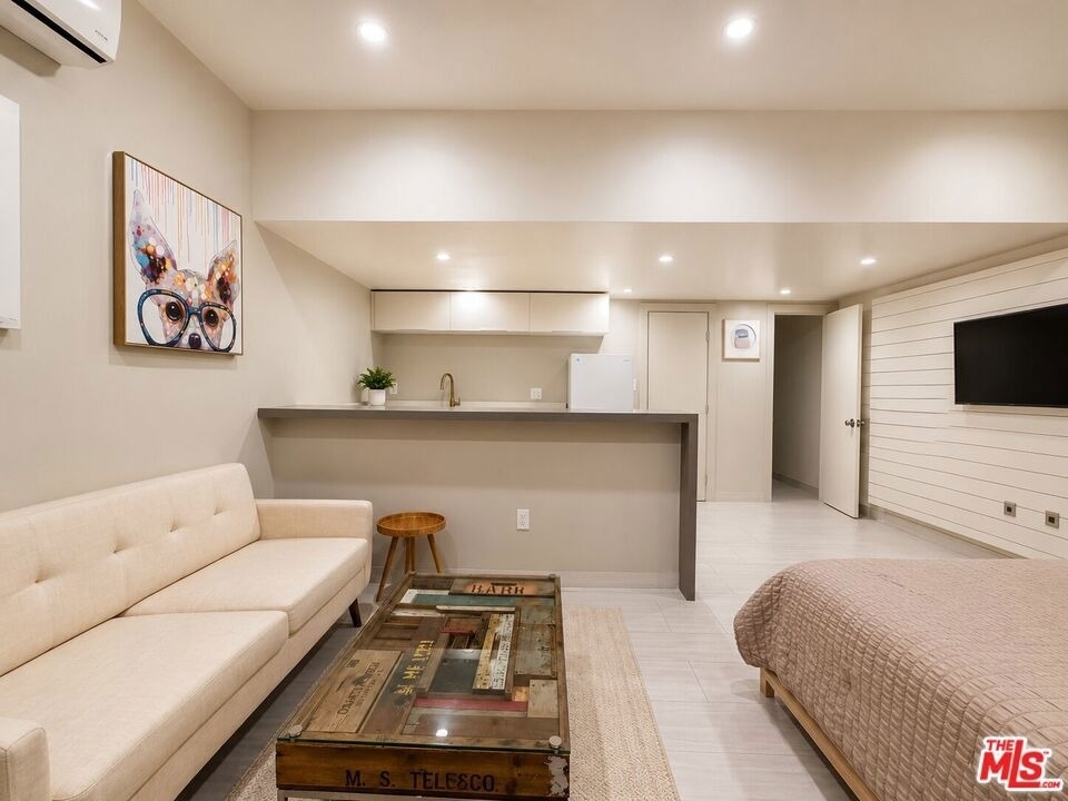 508 N Kings Road - Photo 0