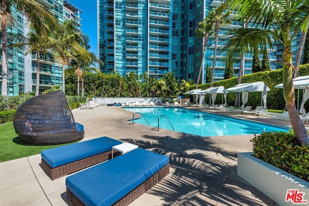 13700 Marina Pointe Drive - Photo 45