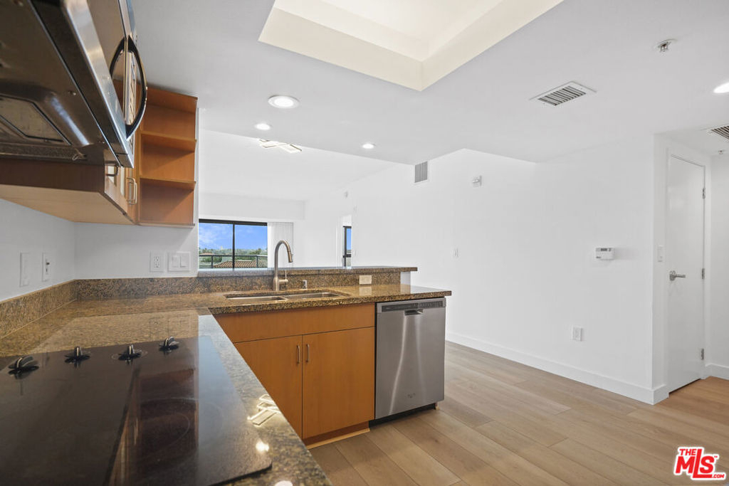 13700 Marina Pointe Drive - Photo 7