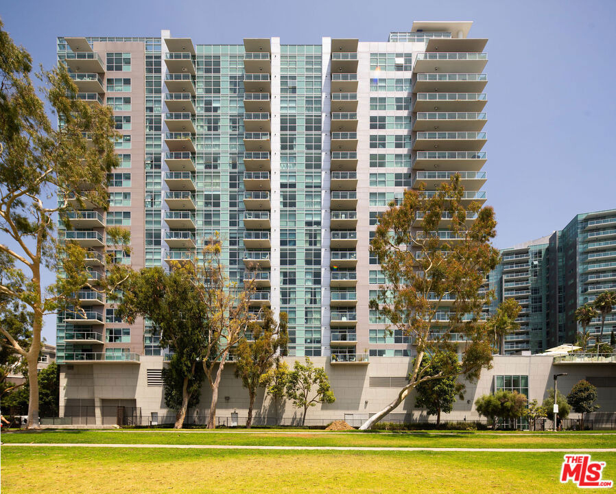 13700 Marina Pointe Drive - Photo 53