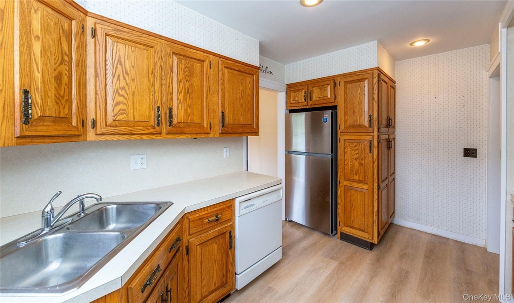 140 E Main Street - Photo 17