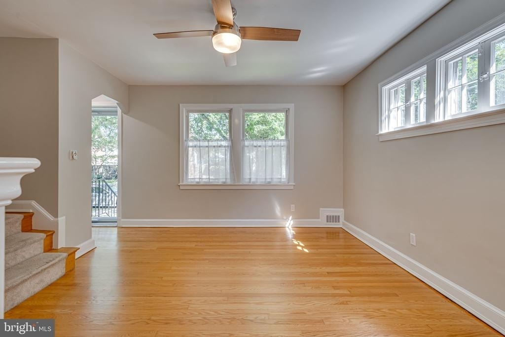425 E Luray Avenue - Photo 8