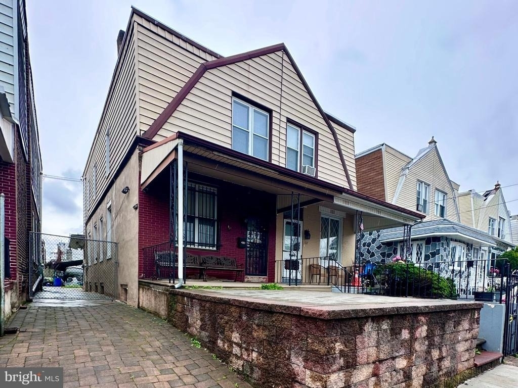 134 E Eleanor Street - Photo 0