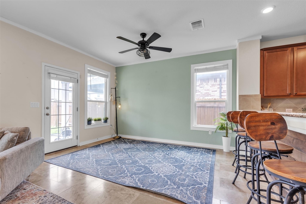 128 Kavanaugh St - Photo 4