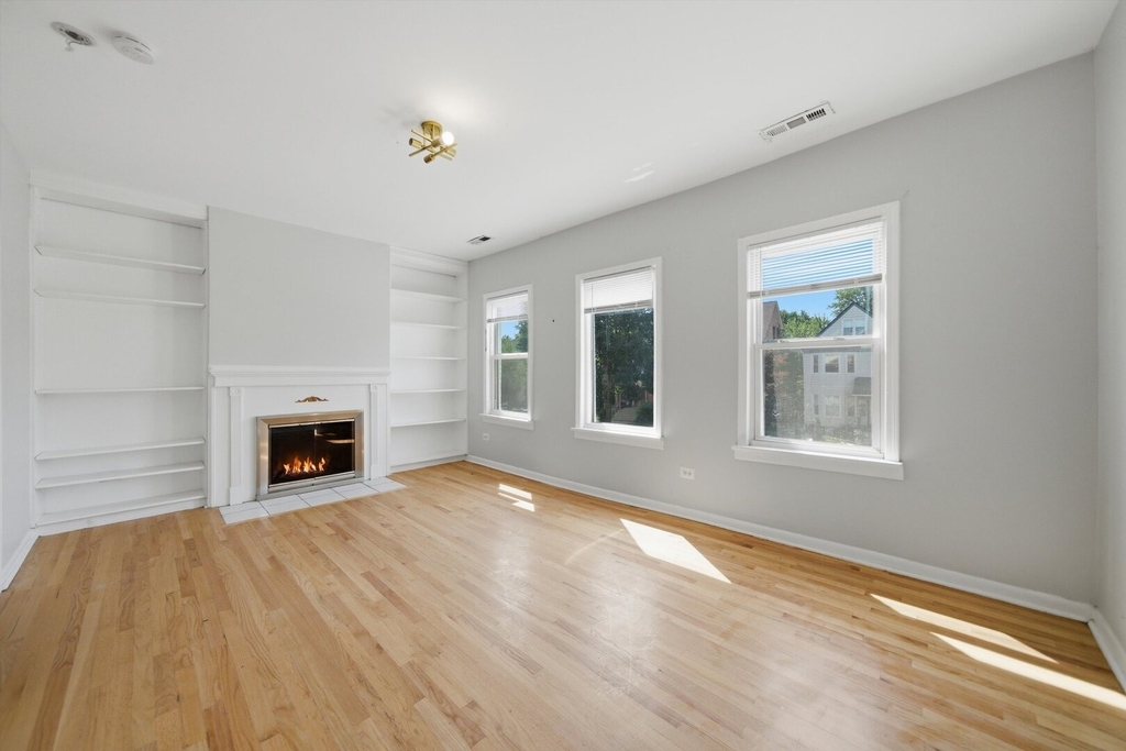 1915 Asbury Avenue - Photo 2