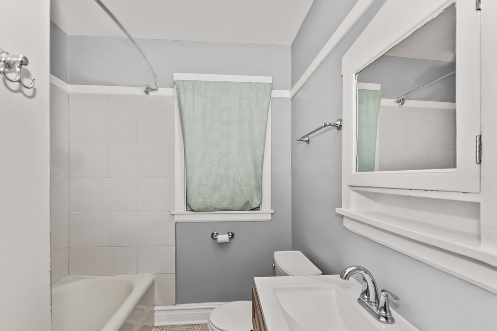 7457 N Maplewood Avenue - Photo 8