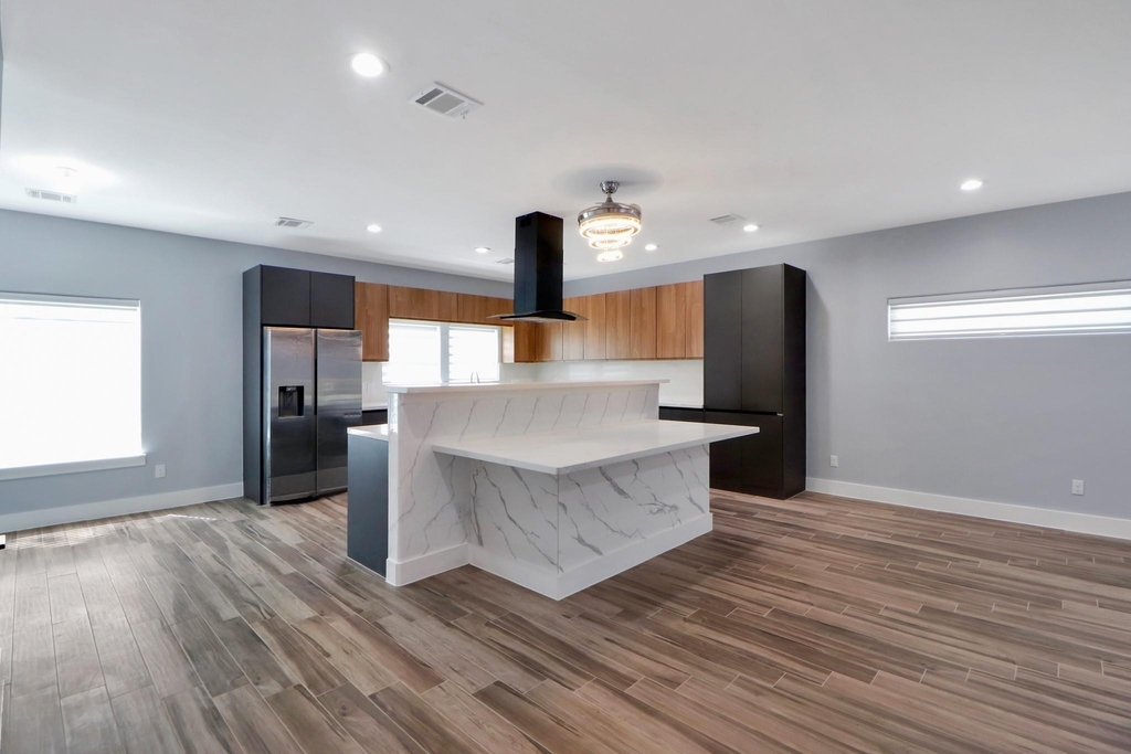 3027 Clinton Drive - Photo 3