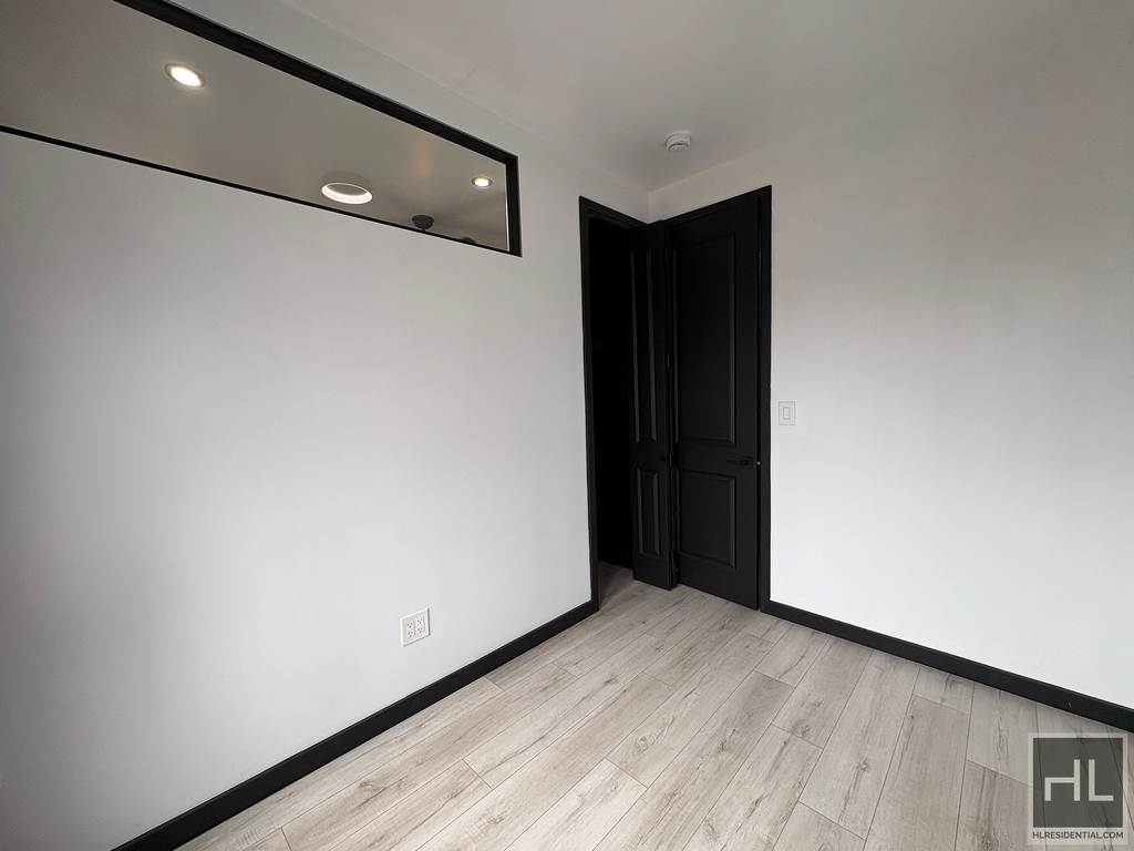 2 Avenue - Photo 2