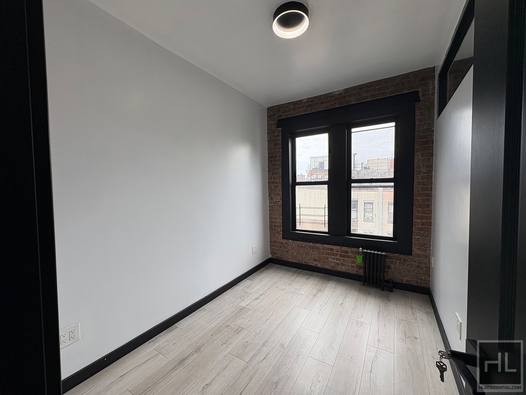 2 Avenue - Photo 3