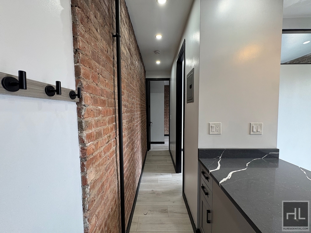 2 Avenue - Photo 4