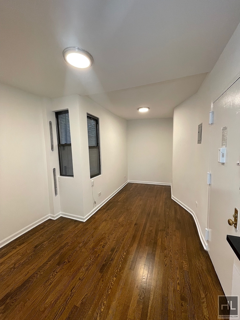 East 89th Street - Photo 4