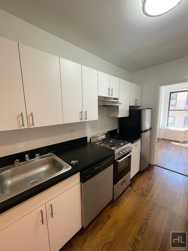East 89th Street - Photo 6