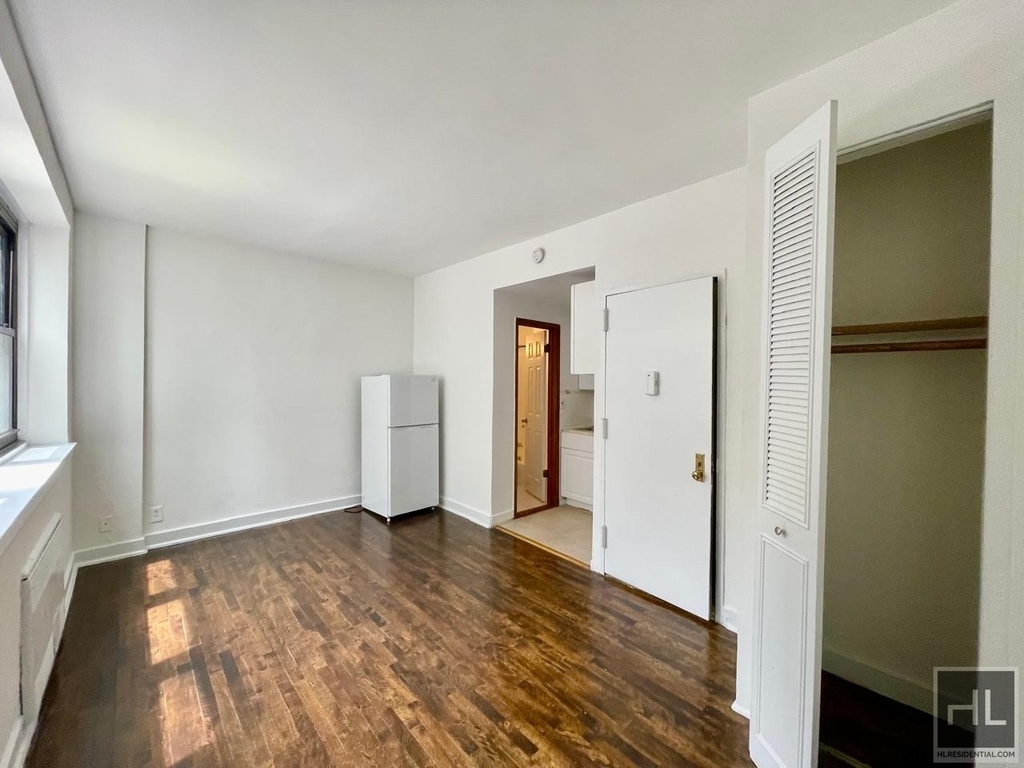 East 61 Street - Photo 1