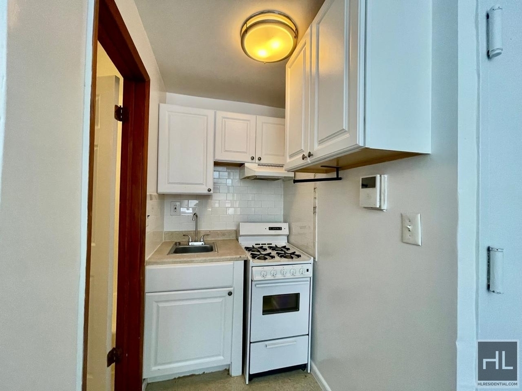 East 61 Street - Photo 2