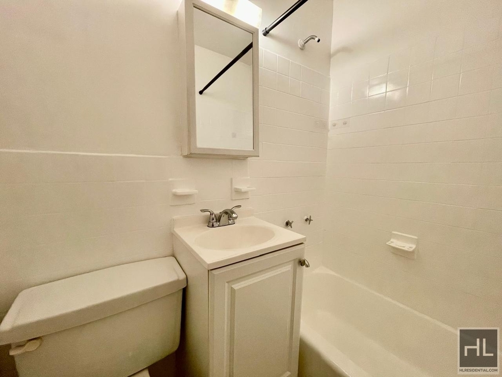 East 61 Street - Photo 3