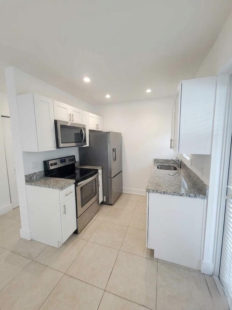 1415 Se 2nd Street - Photo 2