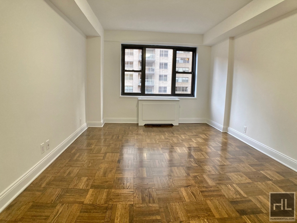 East 56 Street - Photo 2