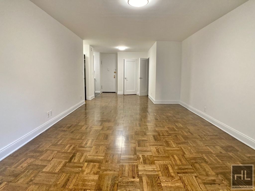 East 56 Street - Photo 1