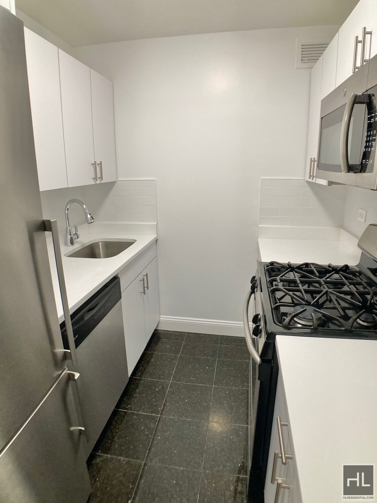 East 56 Street - Photo 4