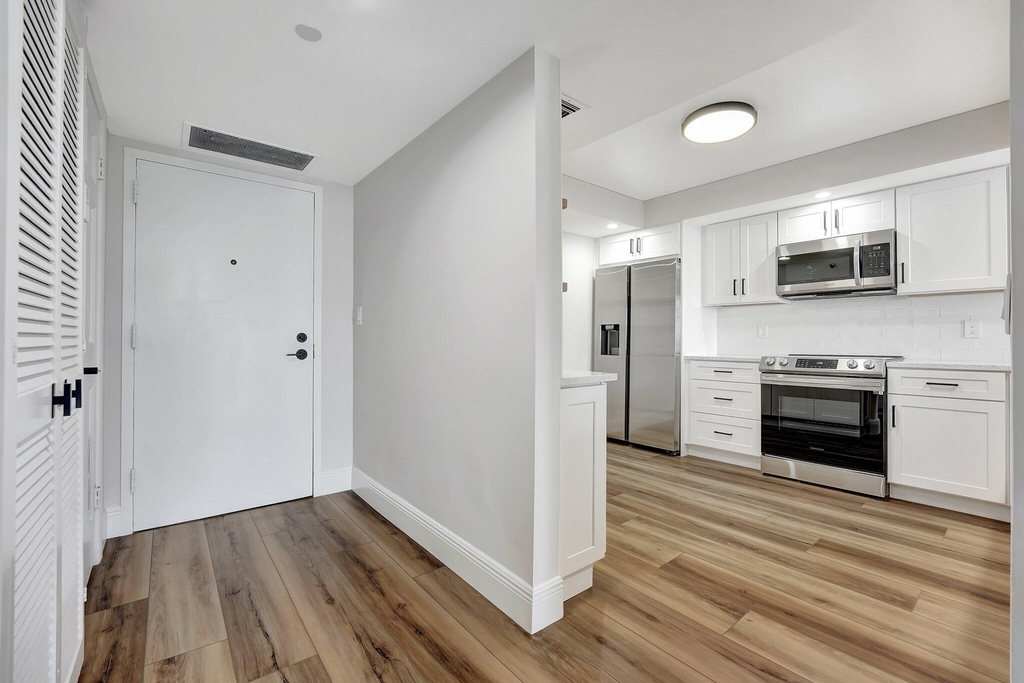 2900 Ne 14th St Causeway - Photo 2
