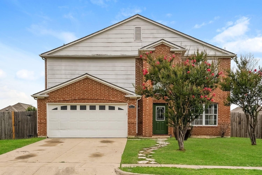 407 Harvard Drive - Photo 0