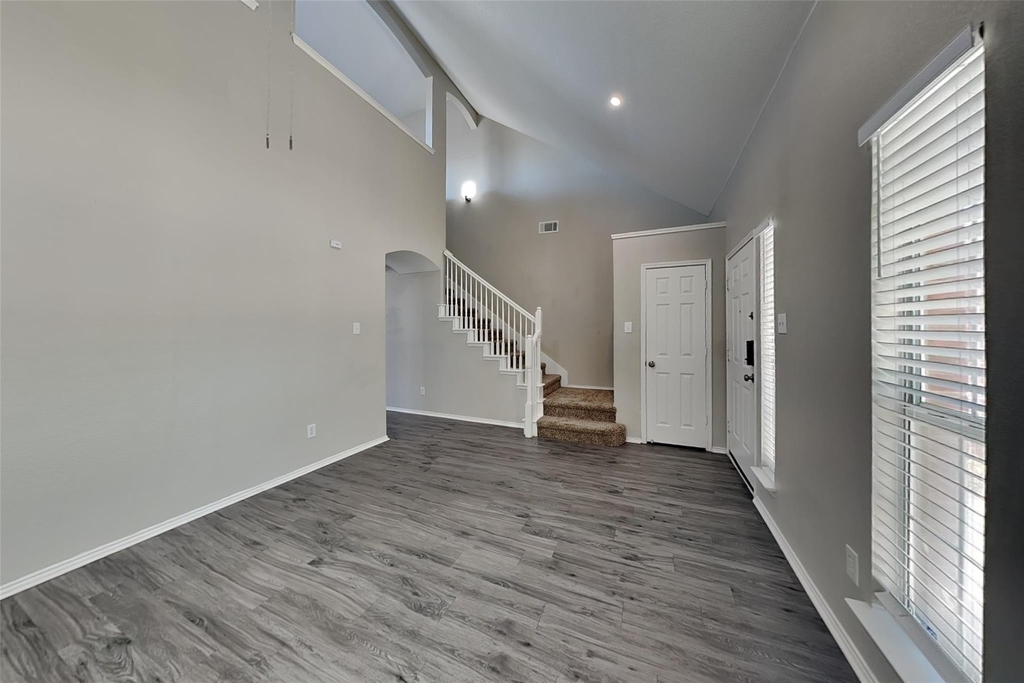 2617 Hilcroft Avenue - Photo 2