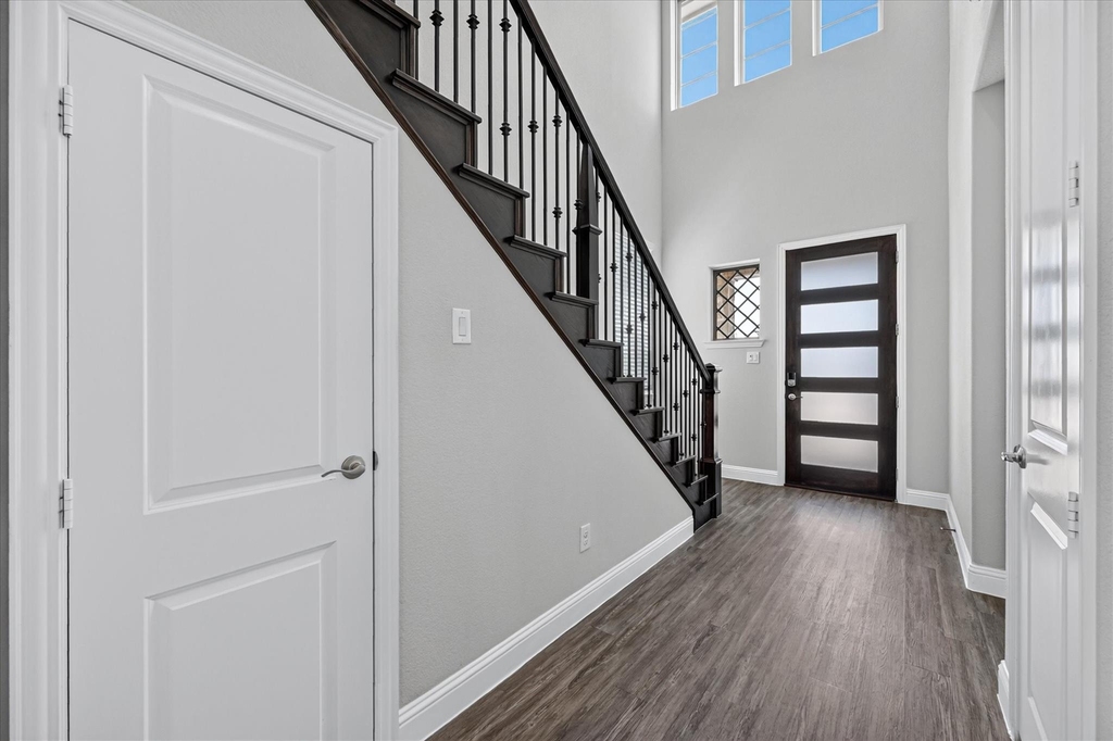 1381 Elaine Drive - Photo 3