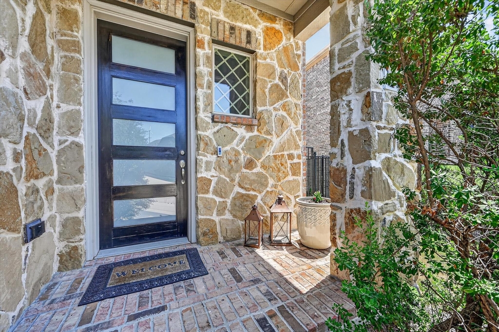 1381 Elaine Drive - Photo 2