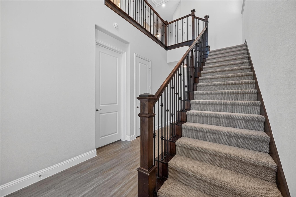 1381 Elaine Drive - Photo 5