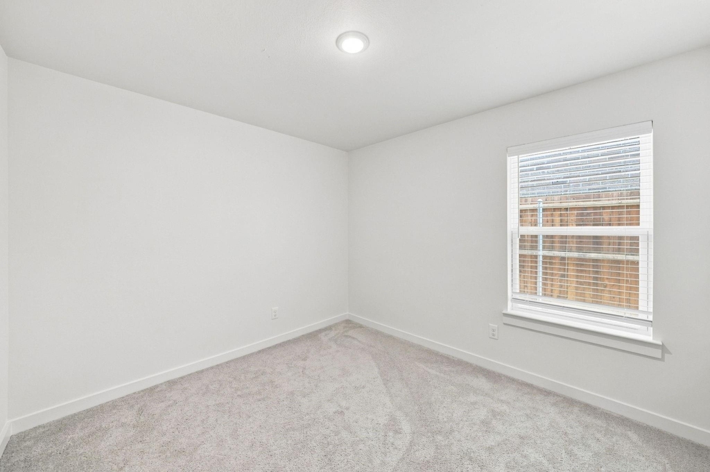 702 Woodford Way - Photo 15