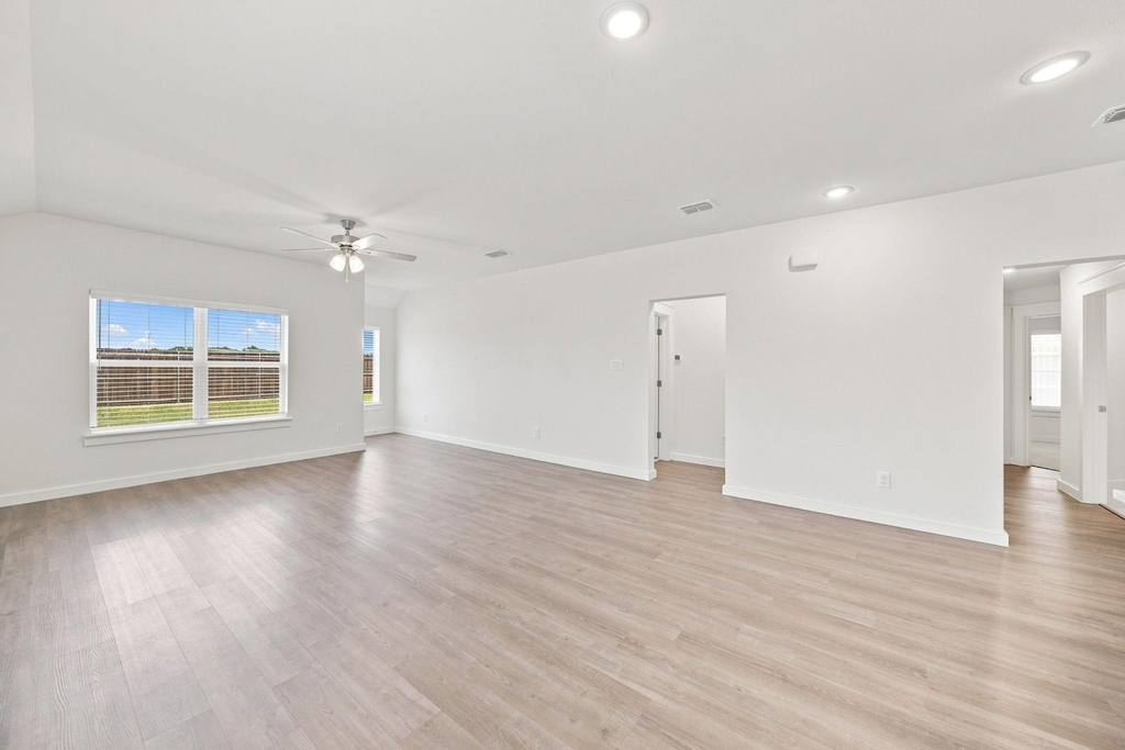 702 Woodford Way - Photo 6