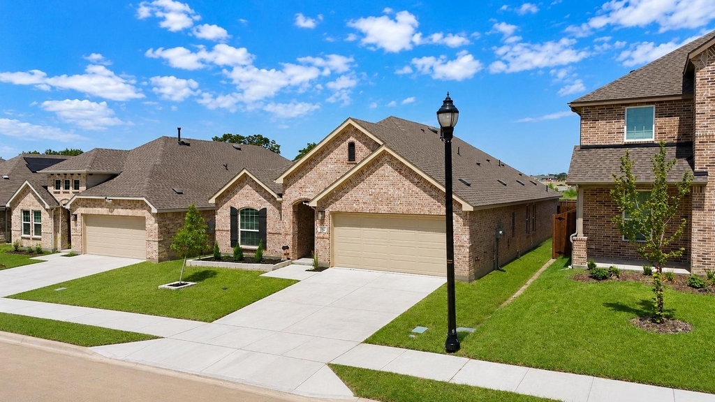 702 Woodford Way - Photo 2
