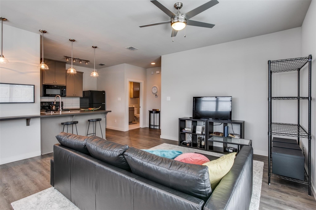 906 W Cannon Street - Photo 2