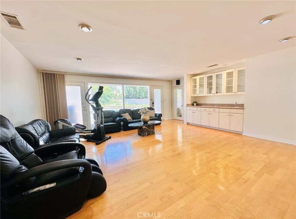 1558 Wembley Road - Photo 6