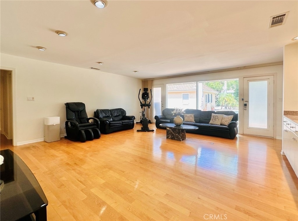1558 Wembley Road - Photo 5
