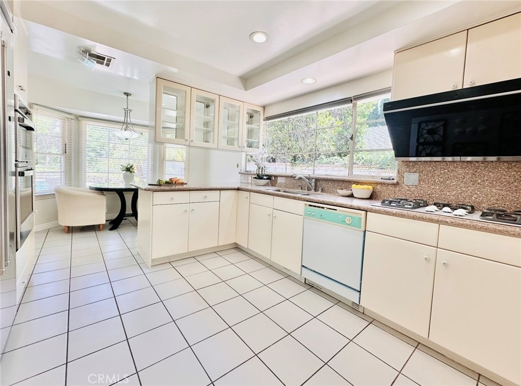 1558 Wembley Road - Photo 7