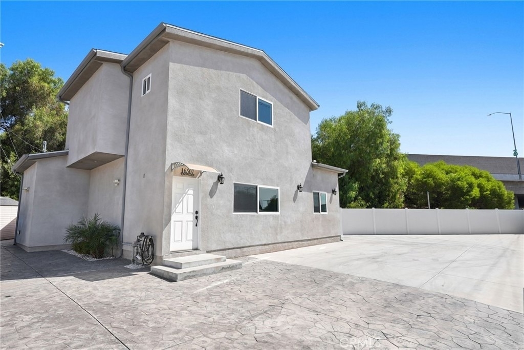 16507 San Fernando Mission Boulevard - Photo 2