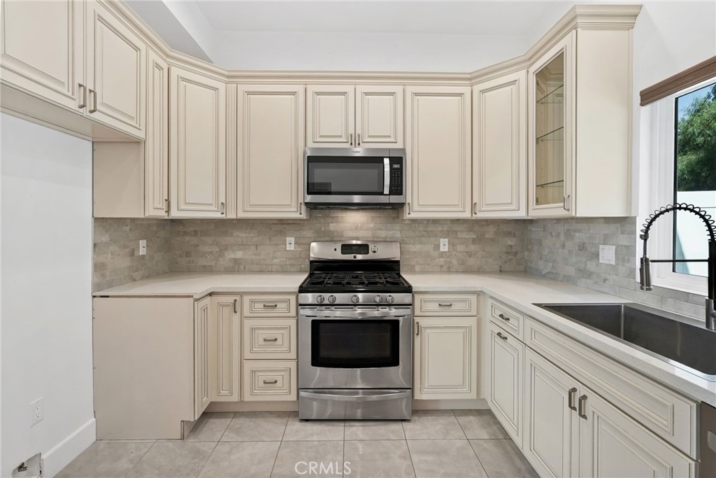 16507 San Fernando Mission Boulevard - Photo 9