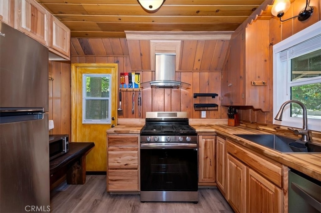 311 Hemlock - Photo 7