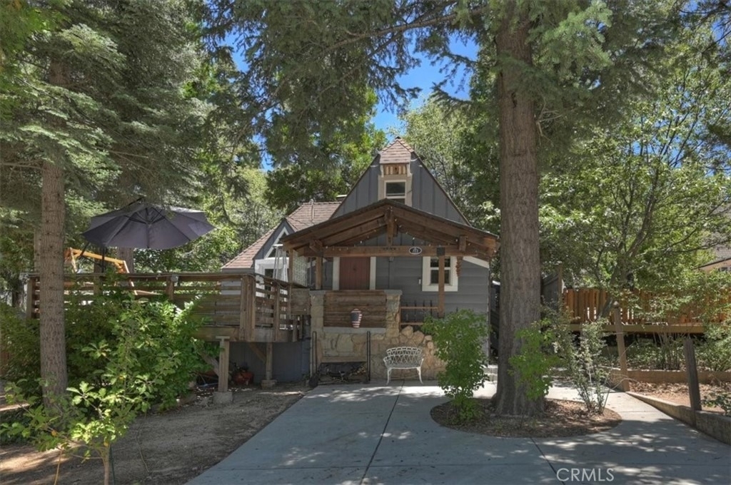 311 Hemlock - Photo 1