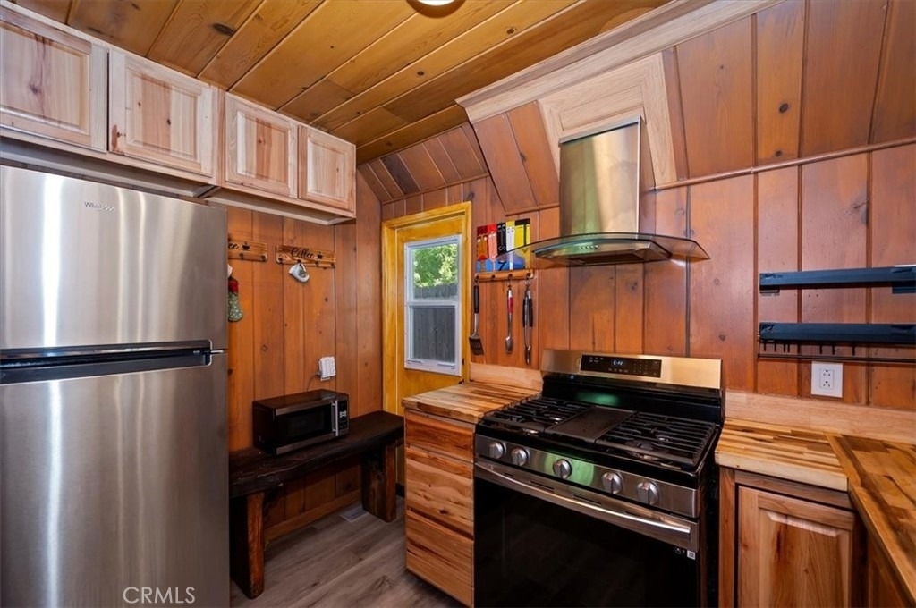 311 Hemlock - Photo 10