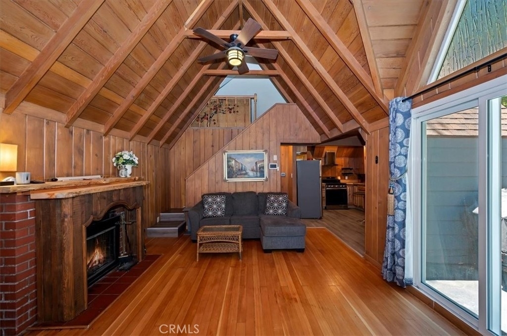 311 Hemlock - Photo 4