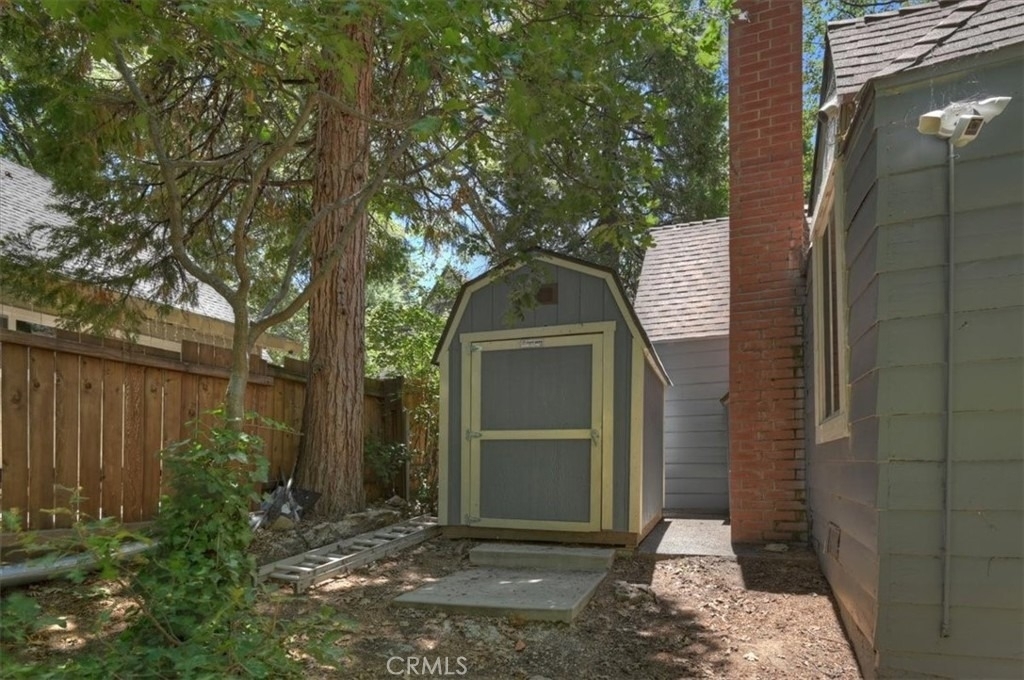 311 Hemlock - Photo 26