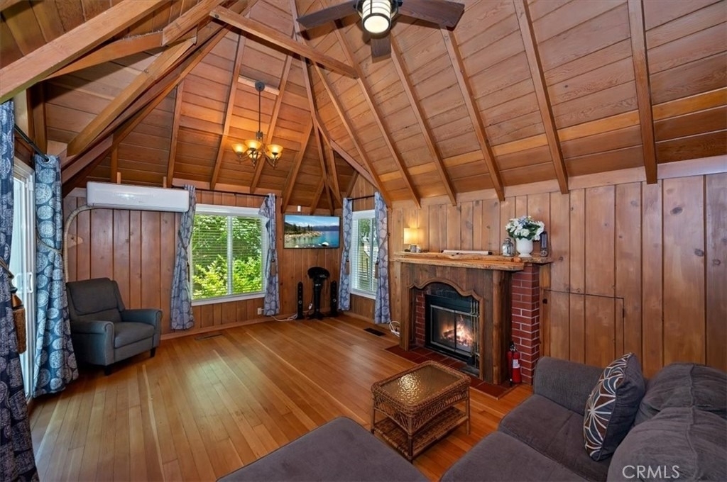 311 Hemlock - Photo 2