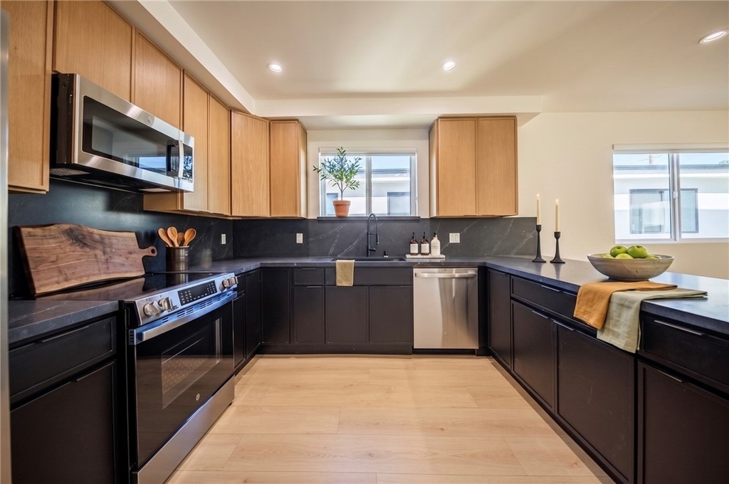 1021 S. Citrus Avenue - Photo 3