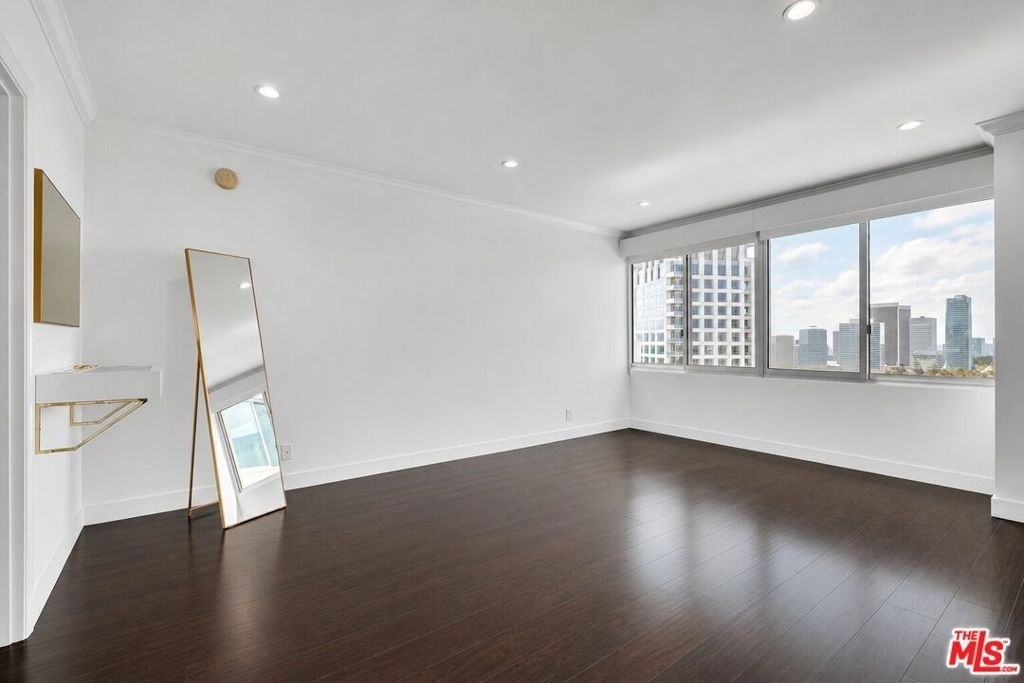 865 Comstock Avenue - Photo 2
